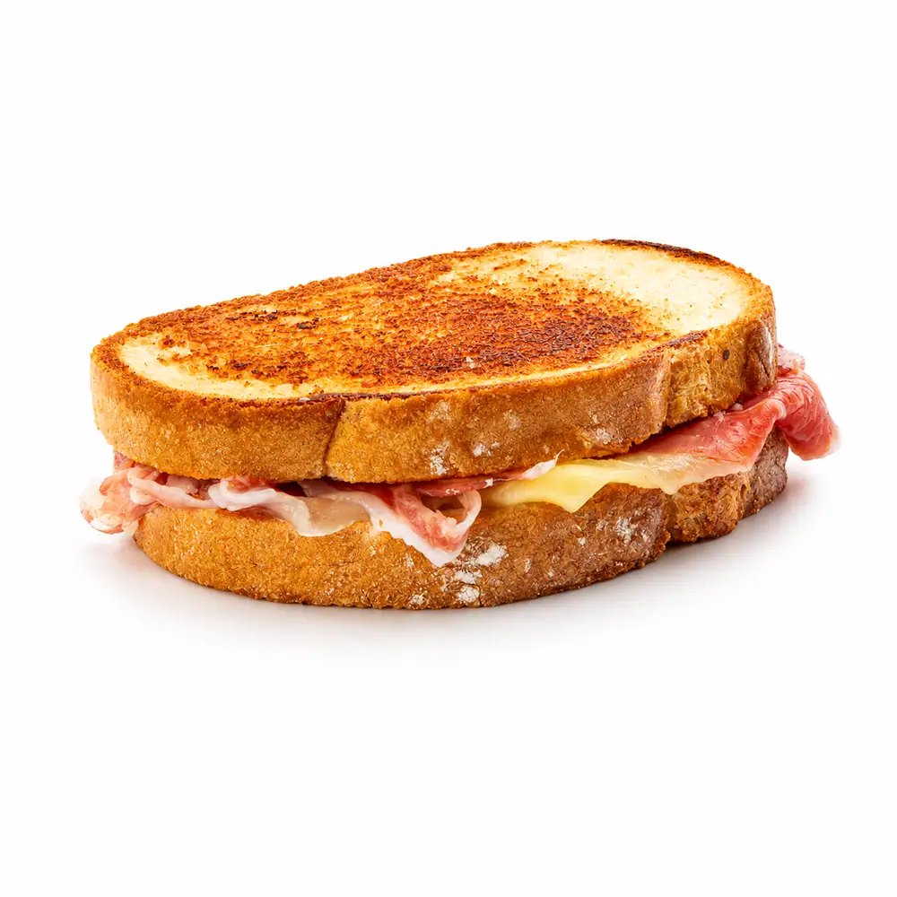 Bikini ibérico tostado con jamón ibérico y queso fundido de Valumé Catering