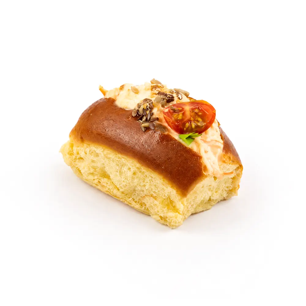 Brioche vegetal con crema, tomate cherry y semillas de Valumé Catering