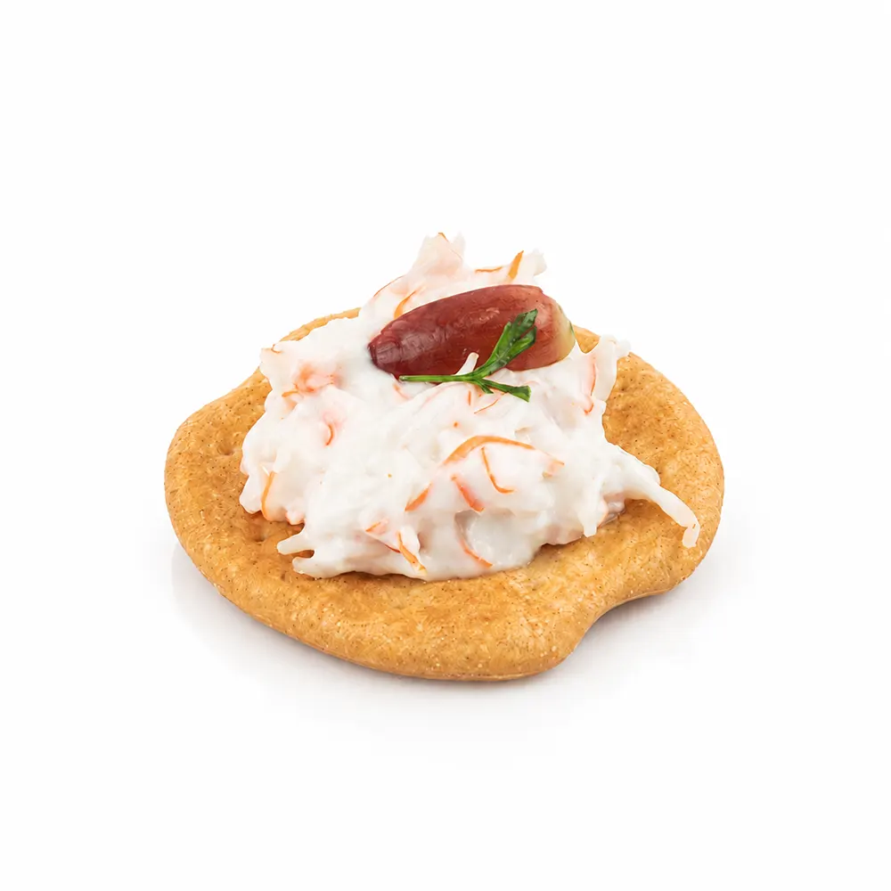 Canapé de ensaladilla con aceituna y base crujiente de Valumé Catering