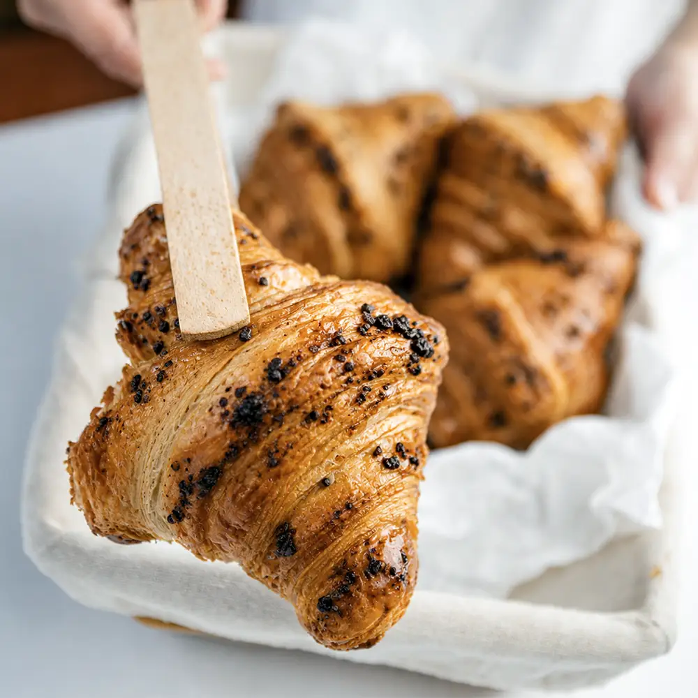 Croissant de chocolate con topping crujiente de Valumé Catering