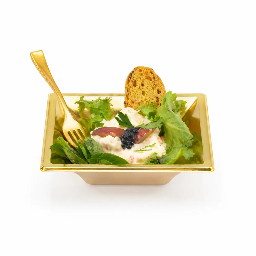 Ensaladilla individual presentada en cuenco con hojas verdes y tosta crujiente de Valumé Catering