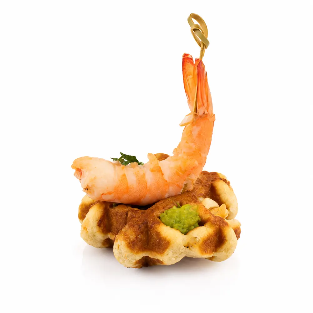 Pincho de gamba con base de gofre salado y guacamole de Valumé Catering